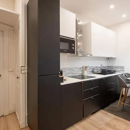 Cozy & Fully Equipped 5 Min Walk To Metro, Montparnasse Neighbourhood *