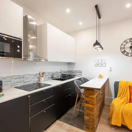 Cozy & Fully Equipped 5 Min Walk To Metro, Montparnasse Neighbourhood Apartment