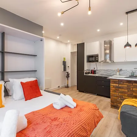 Cozy & Fully Equipped 5 Min Walk To Metro, Montparnasse Neighbourhood Apartment