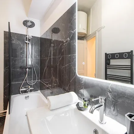 Cozy & Fully Equipped 5 Min Walk To Metro, Montparnasse Neighbourhood Apartment *
